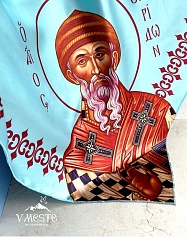 Платок с изображением Св. Спиридона Тримифунтского на голубом фоне.